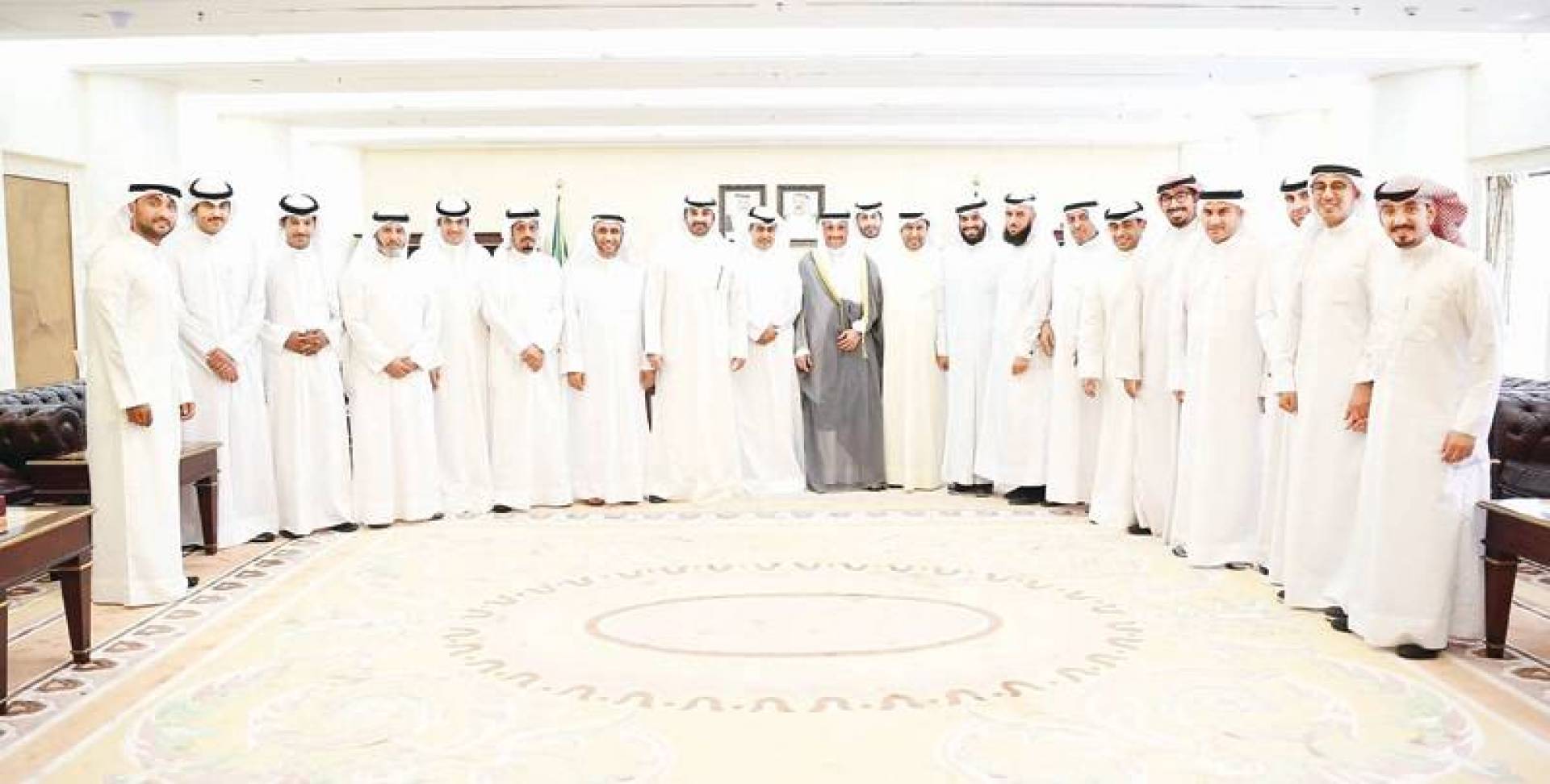 الغانم مع أ عضاء مجلسي جمعيتي المحامين وجمعية الشريعة الطلابية الغانم مع أ عضاء مجلسي جمعيتي المحامين وجمعية الشريعة الطلابية