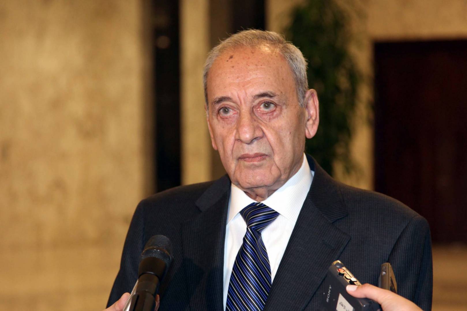 نبيه بري: متمسك ببقاء الحكومة حتى لا تقع البلاد في الفراغ نبيه بري: متمسك ببقاء الحكومة حتى لا تقع البلاد في الفراغ