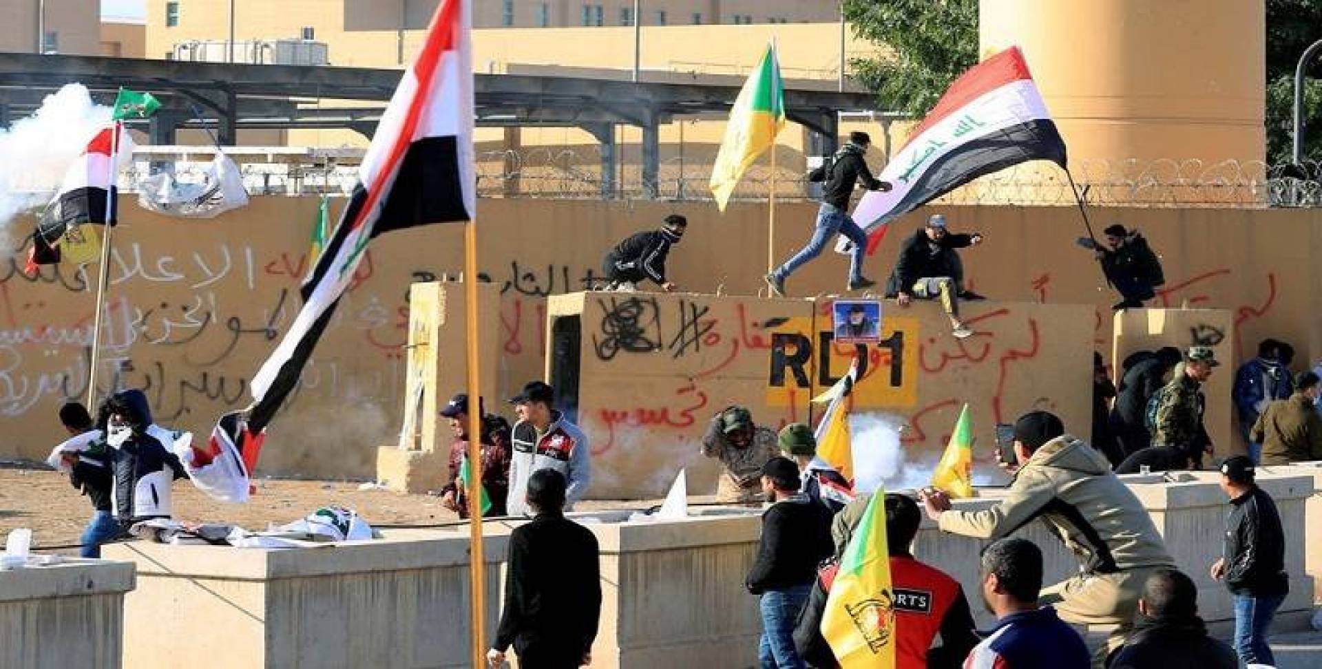 السفارة الأميركية في بغداد تعلق جميع أعمالها بسبب هجوم ميليشيات الحشد