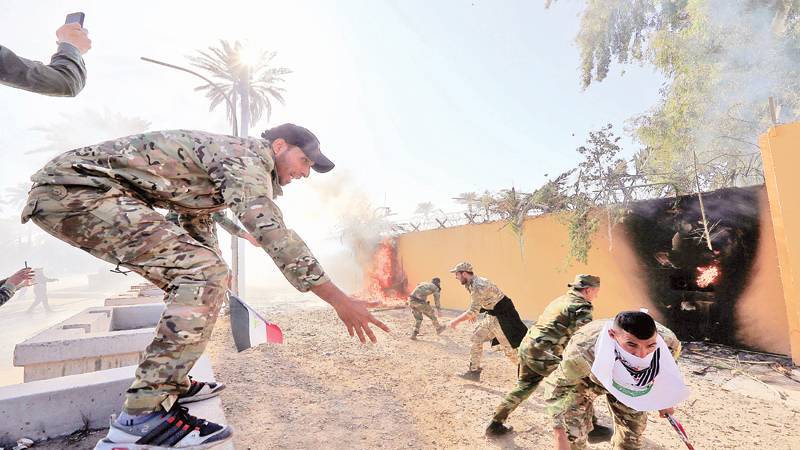 إيران تواجه أميركا في العراق.. بالضغط الشعبي