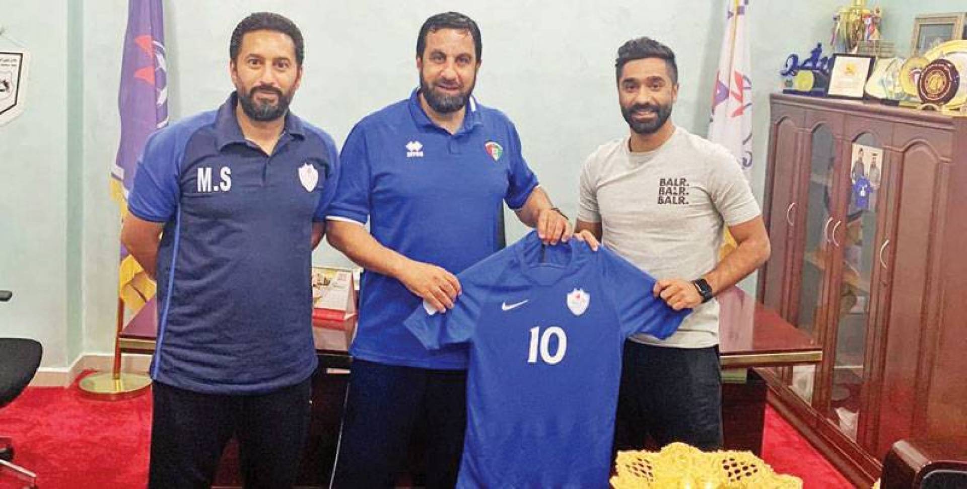 الزنكي مع الكندري عقب توقيع اللاعب للشباب الزنكي مع الكندري عقب توقيع اللاعب للشباب