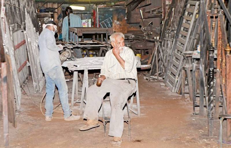 عاجل - مصادر مطلعة ل«القبس»: قرار ال 60 عاماً يدخل التنفيذ بلا #استثناءات. بشأن منع تجديد إذن العمل ل #المقيمين حملة الثانوية وما دونها