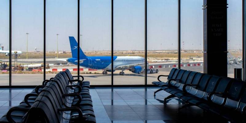 #المطار جاهز لاستئناف الرحلات التجارية. أولى الرحلات قادمة من تركيا.. فجر السبت. قرار منع دخول القادمين من 35 دولة.. لا يزال سارياً. كويتيو #بريطانيا يعودون عبر ال «ترانزيت».. بشرط ال pcr